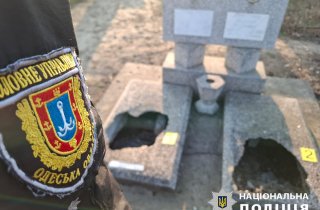 Вандализм на кладбище: мужчина разрушил могилу и надругался над флагом